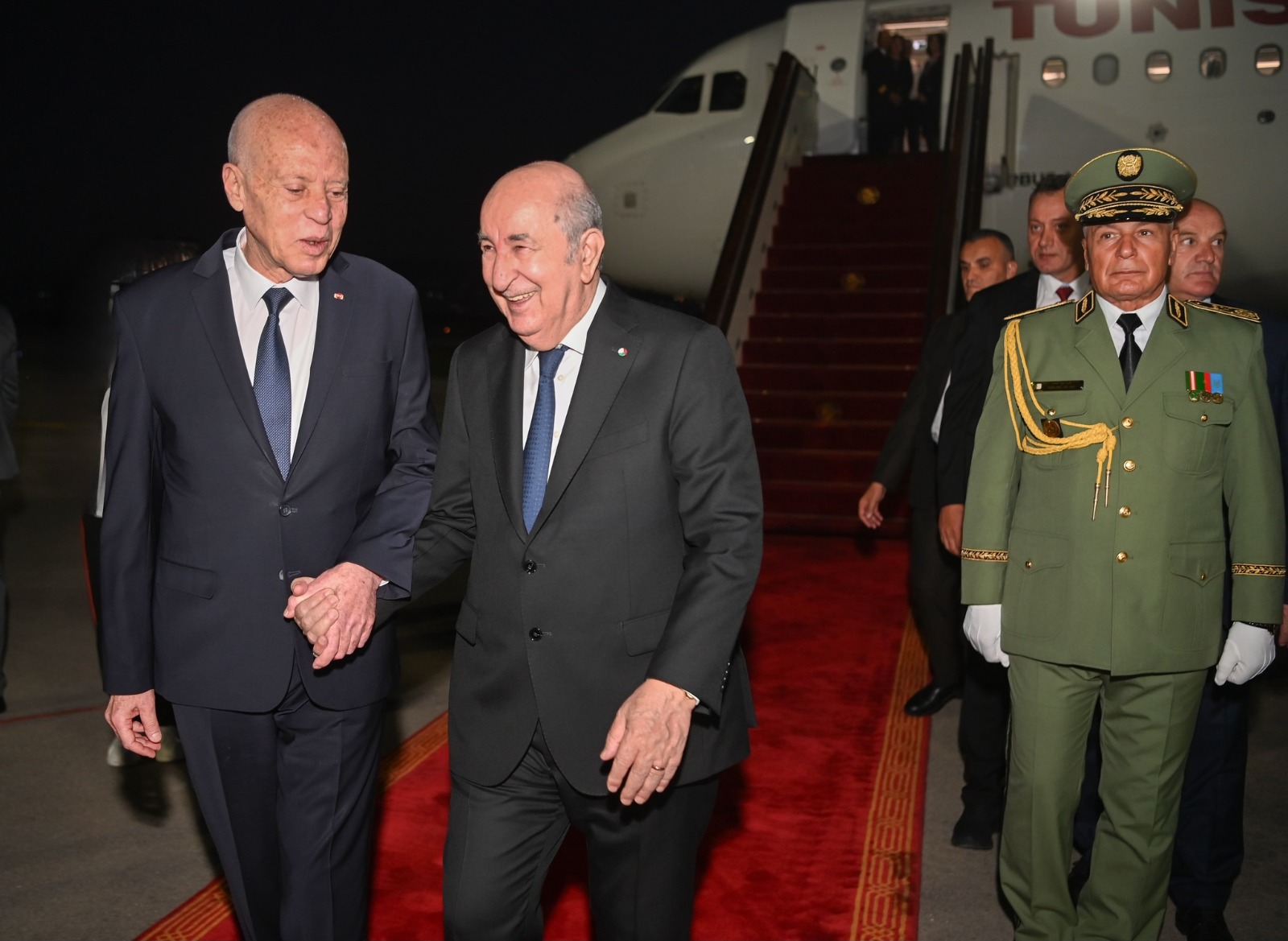 الرئيس الجزائري عبد المجيد تبون يستقبل الرئيس التونسي قيس سعيّد في مطار هواري بومدين