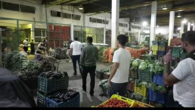 عناصر الأمن التونسي يوقفون متورطين في جرائم الاحتكار والمضاربة خلال حملة وطنية.