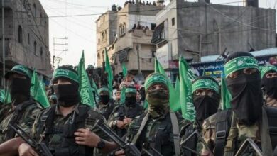 خبراء يحذرون من تداعيات نقل قادة حماس من غزة إلى تونس، وسط مخاوف من عواقب دبلوماسية وأمنية قد تزيد تعقيد وضع تونس السياسي والاقتصادي.
