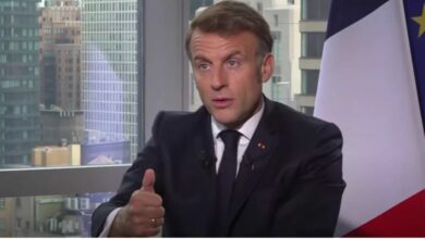 مقابلة مطوّلة مع France 24 وRFI (H2) في مقابلة مطوّلة مع قناة France 24 وإذاعة فرنسا الدولية RFI، علّق الرئيس الفرنسي إيمانويل ماكرون على ثلاث ملفات دولية محورية: اعتراف فرنسا بالدولة الفلسطينية، مستقبل الحرب في أوكرانيا، وتصاعد التوترات مع روسيا على حدود أوروبا الشرقية، مؤكدا أن دور فرنسا هو البِناء. وجاءت إجابات ماكرون على أسئلة إليزابيث ألان (France 24) وأرنو بونتوس (RFI) وسط أشغال الدورة الثمانين للجمعية العامة للأمم المتحدة في نيويورك. الحرب في أوكرانيا والتغير في النظرة الغربية (H2) وقال الرئيس الفرنسي إن تصريحات الرئيس الأمريكي يوم أمس التي وصف فيها روسيا بأنها نمر من ورق هي رسالة واضحة جدا منه مفادها أن روسيا بلا شك أضعف وأكثر هشاشة مما ظنه الكثيرون، وأيضا اعتراف بمقاومة الأوكرانيين وقدرتهم على الحفاظ على أراضيهم، وربما استعادتها، وهذا تغير في النظرة إلى الملف الأوكراني. تطورات الهجوم الروسي ودعم الغرب (H3) وأضاف الرئيس الفرنسي: "لكي نكون واضحين في 2022، كان الهجوم الروسي يفترض أن يصل حتى كييف ويستولي على البلد بأكمله. جاءت الهجمة المضادة الأوكرانية في صيف 2022، وبدأنا في تقديم المساعدة، والجبهة استقرت في نوفمبر 2022، ومنذ ذلك الحين استولى الجيش الروسي على 1% فقط من الأراضي". موقف فرنسا من وقف إطلاق النار ورد الناتو (H3) أوضح ماكرون أنه لا يرى وقف إطلاق النار قريباً، مؤكداً أن رد الناتو كان متناسبا عبر تعزيز وضعه الدفاعي، وأن أي استفزاز روسي جديد سيقابل برد أقوى لضمان أمن بولندا وإستونيا ورومانيا، مع الحفاظ على مصداقية الموقف الفرنسي. الاعتراف بفلسطين والحل السياسي (H2) وسئل ماكرون عن توقيت اعتراف فرنسا بدولة فلسطينية فقال إن القرار تم بعد سنوات من العمل، بهدف إعادة التفاوض بين الفلسطينيين والإسرائيليين على أساس حل الدولتين، وليس ضد إسرائيل، بل من أجل السلام والأمن. التعامل مع حماس ووقف العنف في غزة (H3) أكد ماكرون أن الحرب الشاملة في غزة لن تقضي على حماس، وأن الحل يكمن في مسار سياسي شامل يشمل نزع سلاح الحركة والإصلاح في السلطة الفلسطينية، إضافة إلى إطلاق سراح الرهائن، مع الضغط على إسرائيل والولايات المتحدة لضمان تحقيق السلام وإيقاف العنف. خطة السلام الأوروبية العربية (H3) الرئيس الفرنسي إيمانويل ماكرون خلال مقابلة مع France 24 وRFI الملف الإيراني والرهائن الفرنسيون (H2) تطرق ماكرون إلى ضرورة الضغط على إيران لإعادة الالتزام بالاتفاق النووي، مؤكداً متابعة فرنسا لمصير الرهائن الفرنسيين في المنطقة، وإمكانية إعادة تفعيل العقوبات لضمان عدم امتلاك إيران لسلاح نووي، ودعم الاستقرار الإقليمي.