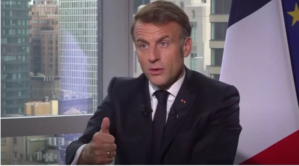 مقابلة مطوّلة مع France 24 وRFI (H2) في مقابلة مطوّلة مع قناة France 24 وإذاعة فرنسا الدولية RFI، علّق الرئيس الفرنسي إيمانويل ماكرون على ثلاث ملفات دولية محورية: اعتراف فرنسا بالدولة الفلسطينية، مستقبل الحرب في أوكرانيا، وتصاعد التوترات مع روسيا على حدود أوروبا الشرقية، مؤكدا أن دور فرنسا هو البِناء. وجاءت إجابات ماكرون على أسئلة إليزابيث ألان (France 24) وأرنو بونتوس (RFI) وسط أشغال الدورة الثمانين للجمعية العامة للأمم المتحدة في نيويورك. الحرب في أوكرانيا والتغير في النظرة الغربية (H2) وقال الرئيس الفرنسي إن تصريحات الرئيس الأمريكي يوم أمس التي وصف فيها روسيا بأنها نمر من ورق هي رسالة واضحة جدا منه مفادها أن روسيا بلا شك أضعف وأكثر هشاشة مما ظنه الكثيرون، وأيضا اعتراف بمقاومة الأوكرانيين وقدرتهم على الحفاظ على أراضيهم، وربما استعادتها، وهذا تغير في النظرة إلى الملف الأوكراني. تطورات الهجوم الروسي ودعم الغرب (H3) وأضاف الرئيس الفرنسي: "لكي نكون واضحين في 2022، كان الهجوم الروسي يفترض أن يصل حتى كييف ويستولي على البلد بأكمله. جاءت الهجمة المضادة الأوكرانية في صيف 2022، وبدأنا في تقديم المساعدة، والجبهة استقرت في نوفمبر 2022، ومنذ ذلك الحين استولى الجيش الروسي على 1% فقط من الأراضي". موقف فرنسا من وقف إطلاق النار ورد الناتو (H3) أوضح ماكرون أنه لا يرى وقف إطلاق النار قريباً، مؤكداً أن رد الناتو كان متناسبا عبر تعزيز وضعه الدفاعي، وأن أي استفزاز روسي جديد سيقابل برد أقوى لضمان أمن بولندا وإستونيا ورومانيا، مع الحفاظ على مصداقية الموقف الفرنسي. الاعتراف بفلسطين والحل السياسي (H2) وسئل ماكرون عن توقيت اعتراف فرنسا بدولة فلسطينية فقال إن القرار تم بعد سنوات من العمل، بهدف إعادة التفاوض بين الفلسطينيين والإسرائيليين على أساس حل الدولتين، وليس ضد إسرائيل، بل من أجل السلام والأمن. التعامل مع حماس ووقف العنف في غزة (H3) أكد ماكرون أن الحرب الشاملة في غزة لن تقضي على حماس، وأن الحل يكمن في مسار سياسي شامل يشمل نزع سلاح الحركة والإصلاح في السلطة الفلسطينية، إضافة إلى إطلاق سراح الرهائن، مع الضغط على إسرائيل والولايات المتحدة لضمان تحقيق السلام وإيقاف العنف. خطة السلام الأوروبية العربية (H3) الرئيس الفرنسي إيمانويل ماكرون خلال مقابلة مع France 24 وRFI الملف الإيراني والرهائن الفرنسيون (H2) تطرق ماكرون إلى ضرورة الضغط على إيران لإعادة الالتزام بالاتفاق النووي، مؤكداً متابعة فرنسا لمصير الرهائن الفرنسيين في المنطقة، وإمكانية إعادة تفعيل العقوبات لضمان عدم امتلاك إيران لسلاح نووي، ودعم الاستقرار الإقليمي.