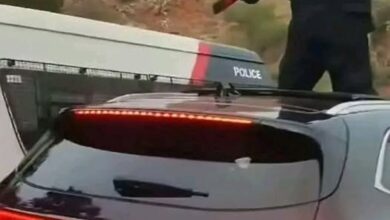 شاب ملثم يوجه سلاحا ناريا مزيّفا نحو دورية أمنية خلال فعاليات أسطول الصمود بسيدي بوسعيد
