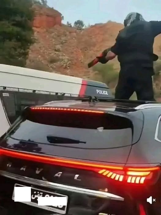 شاب ملثم يوجه سلاحا ناريا مزيّفا نحو دورية أمنية خلال فعاليات أسطول الصمود بسيدي بوسعيد