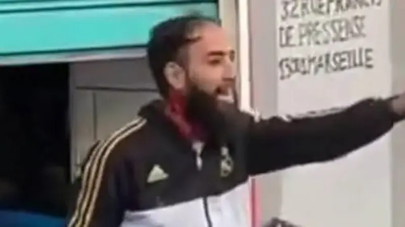 تشييع جنازة الشاب التونسي عبد القادر الذيبي في القصرين بعد مقتله برصاص الشرطة الفرنسية بمرسيليا