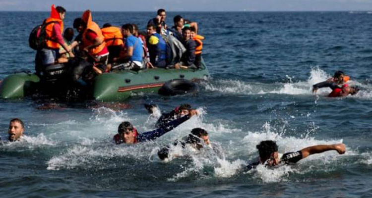 السلطات الإسبانية تنقذ مهاجرين في المحيط الأطلسي