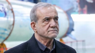 الرئيس الإيراني يتعهد بإعادة بناء المنشآت النووية "بقوة أكبر"