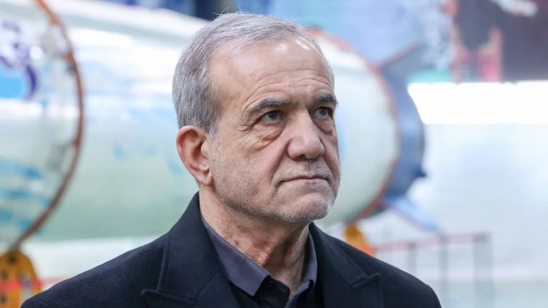 الرئيس الإيراني يتعهد بإعادة بناء المنشآت النووية "بقوة أكبر"