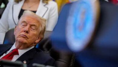 الرئيس الامريكي دونالد ترامب نائما