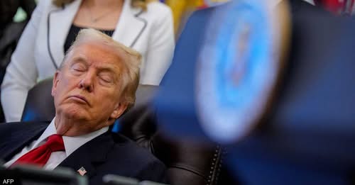 الرئيس الامريكي دونالد ترامب نائما