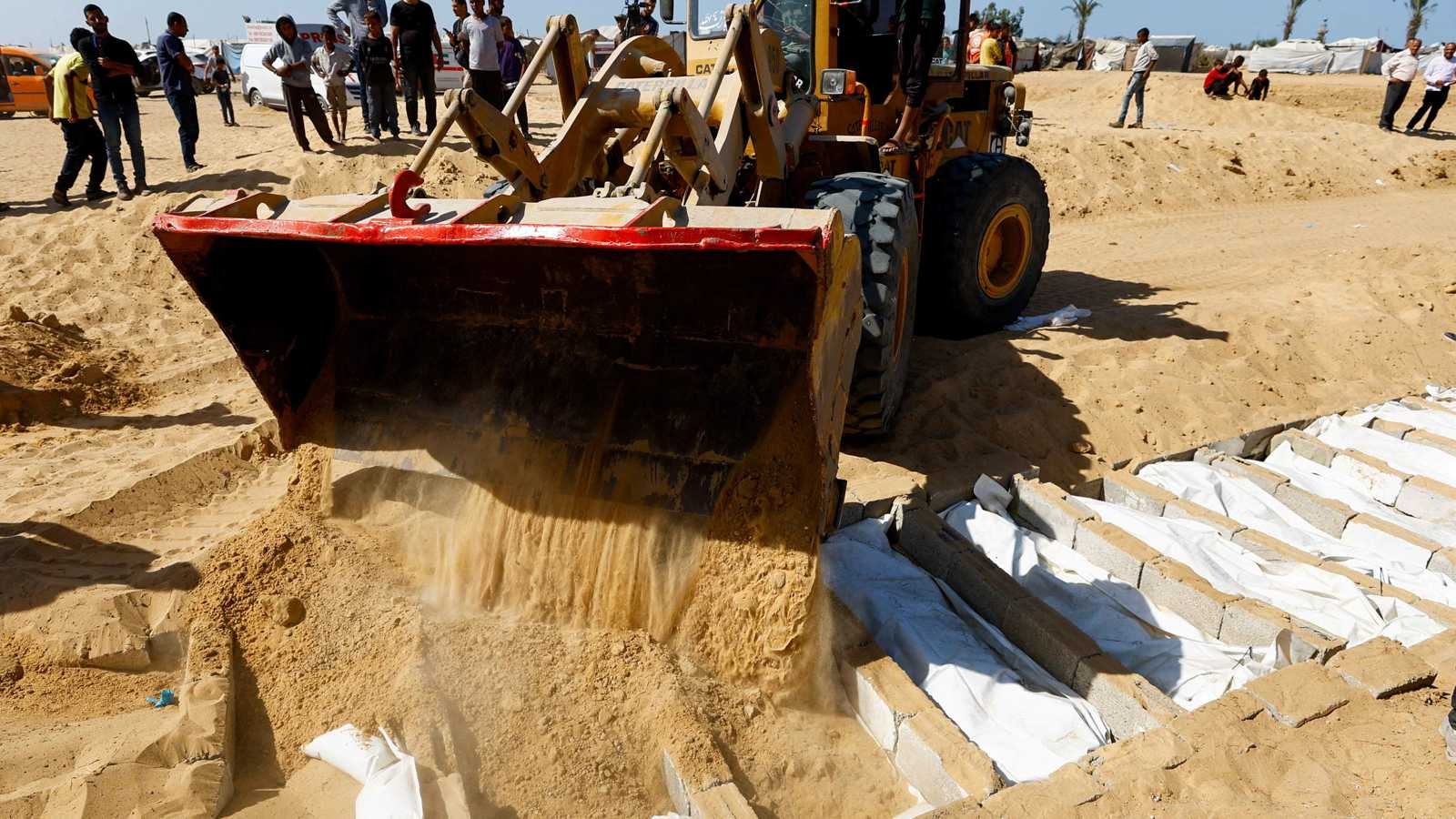 إسرائيل تسلّم جثامين 15 فلسطينياً ضمن صفقة التبادل في غزة